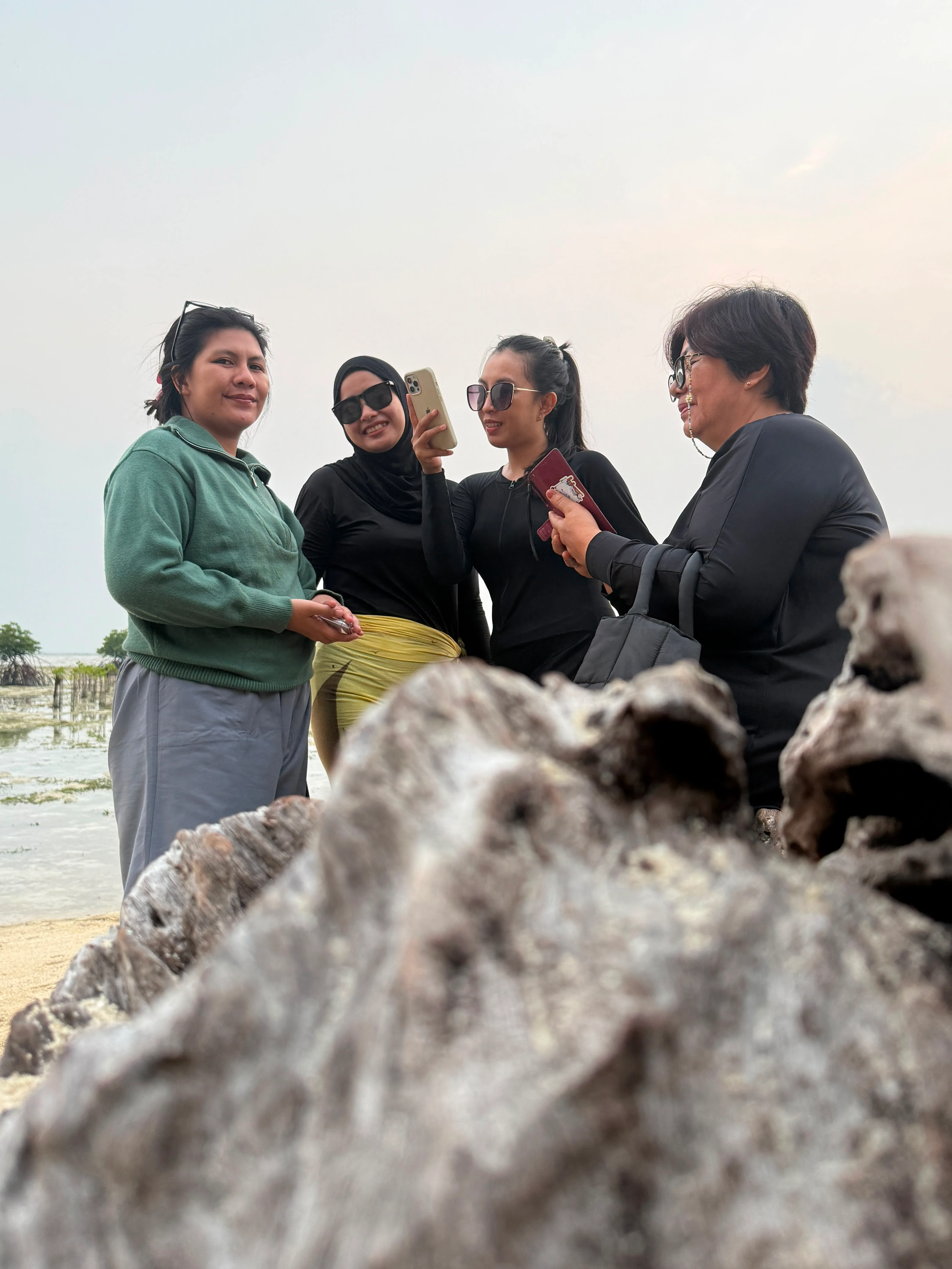 Peserta menikmati Pulau Pari