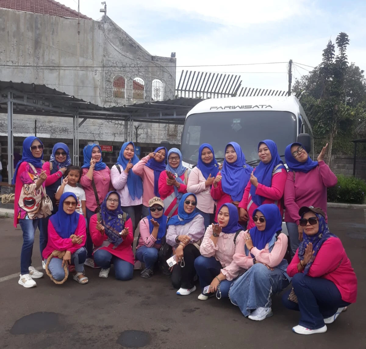 Sewa bus coaster untuk perjalanan rombongan