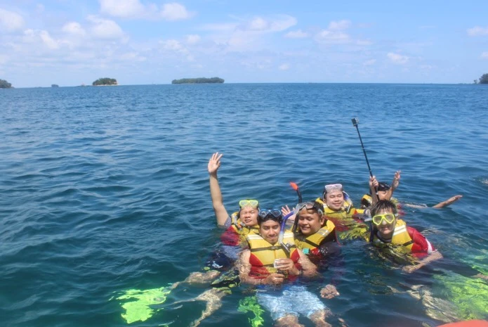 Aktivitas snorkeling